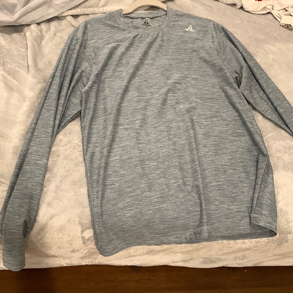Long sleeve men’s small tee